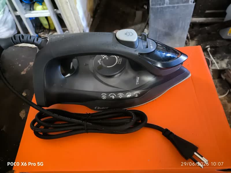 foto de Ferro De Passar Oster Gcstac7002-017 Vapor Vertical Cinza-escuro