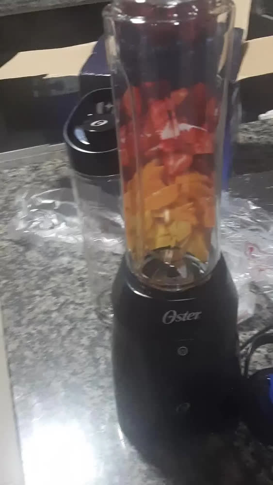 foto de Liquidificador Oster Blender To Go Portátil 700w 110v + 2 Jarras De 500ml Ultrarresistente Com Sobretampa