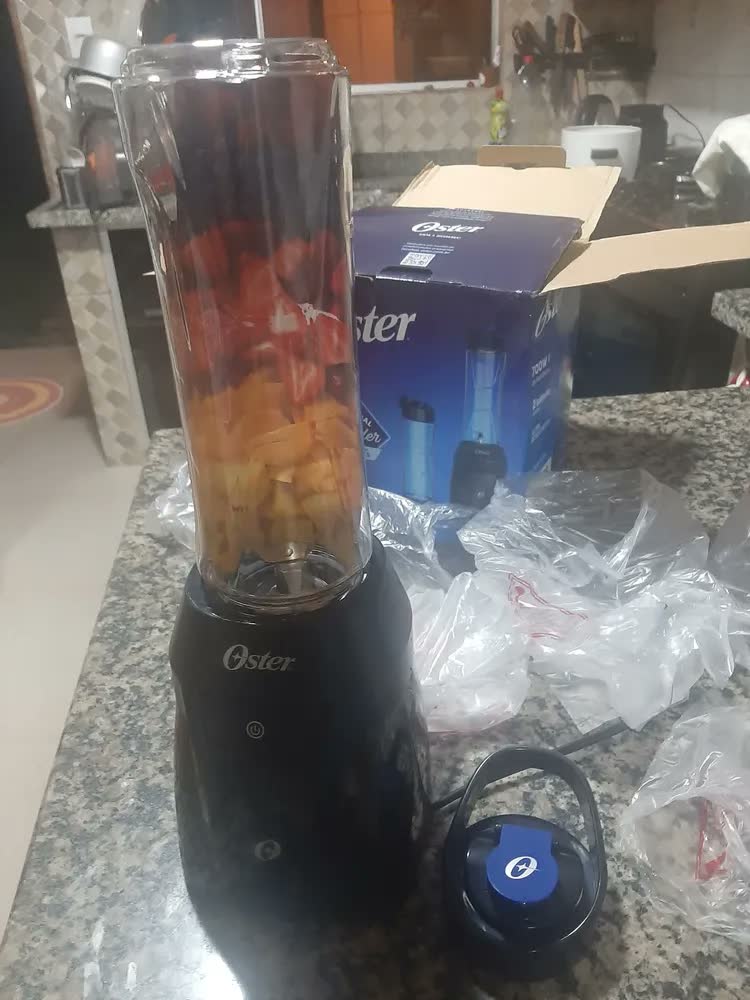 foto de Liquidificador Oster Blender To Go Portátil 700w 110v + 2 Jarras De 500ml Ultrarresistente Com Sobretampa