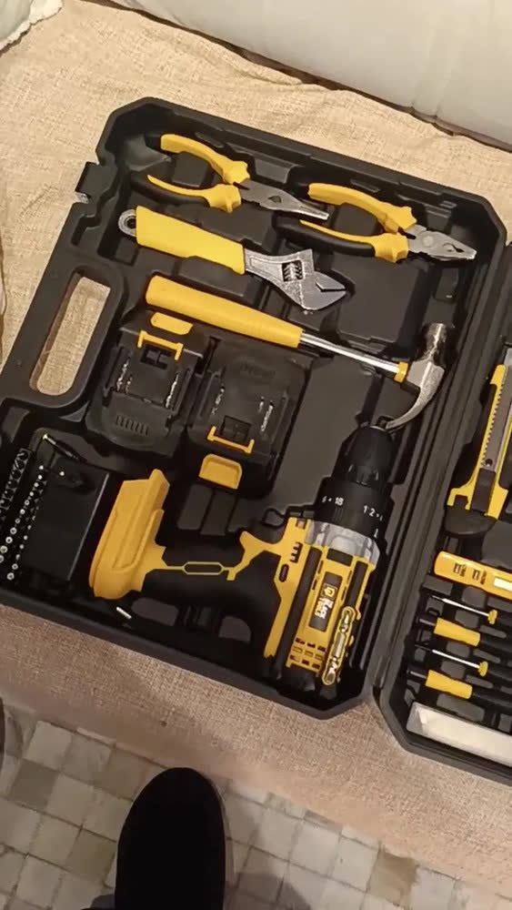foto de Parafusadeira Furadeira De Impacto The Black Tools Com Maleta + Kit Acessórios 147 Peças 2 Baterias Profissional Tbkit17
