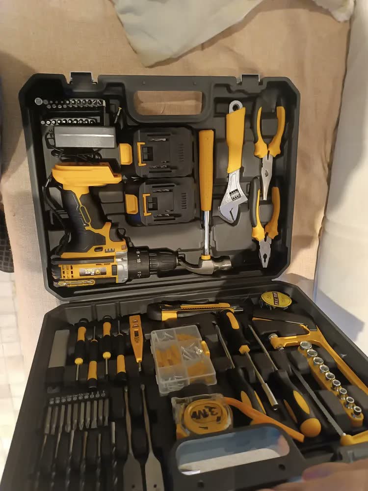 foto de Parafusadeira Furadeira De Impacto The Black Tools Com Maleta + Kit Acessórios 147 Peças 2 Baterias Profissional Tbkit17