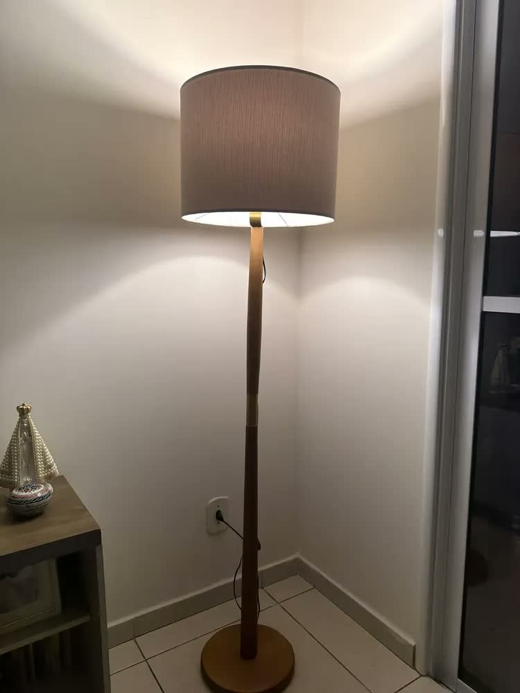 foto de Abajur Luminária De Chão Imperial Pé Madeira Detalhe Dourado Bege Marrom