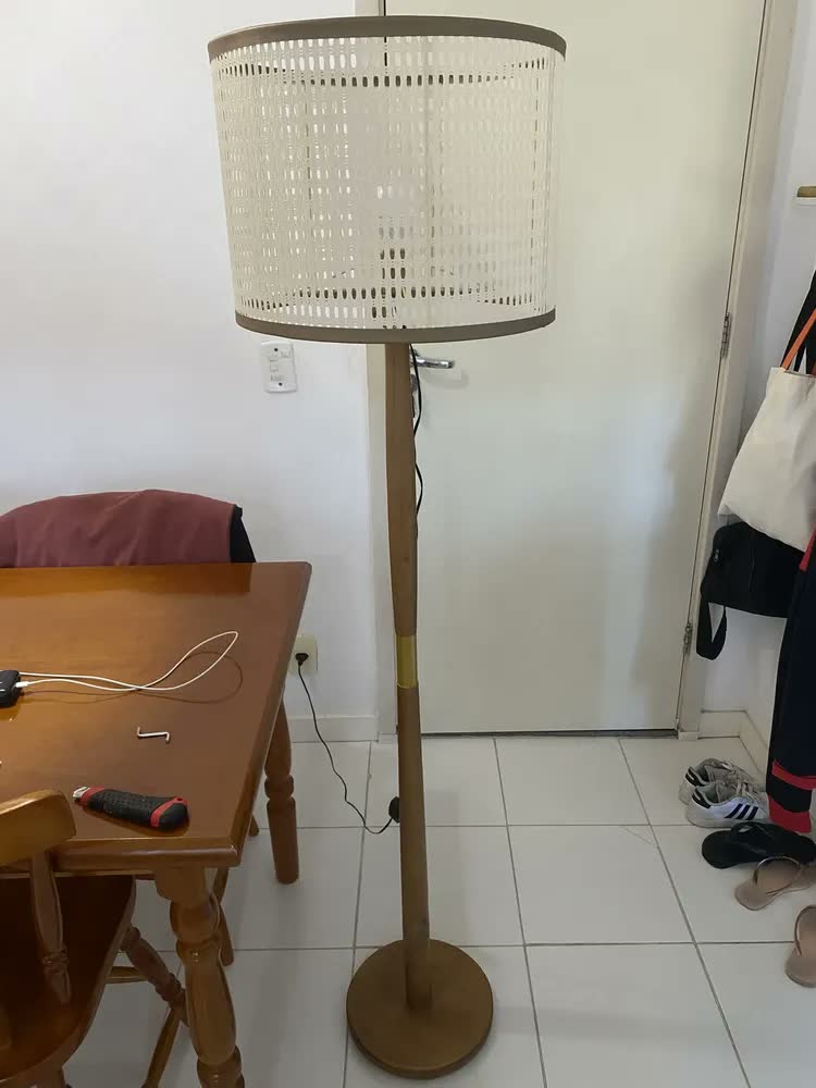 foto de Abajur Luminária De Chão Imperial Pé Madeira Detalhe Dourado Bege Marrom