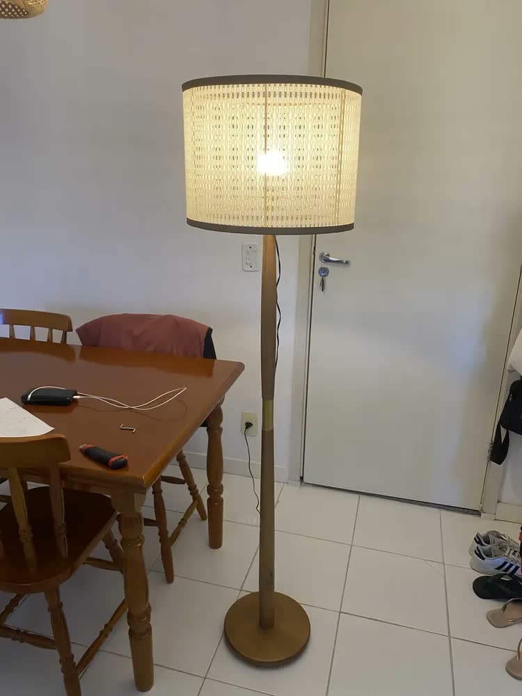 foto de Abajur Luminária De Chão Imperial Pé Madeira Detalhe Dourado Bege Marrom