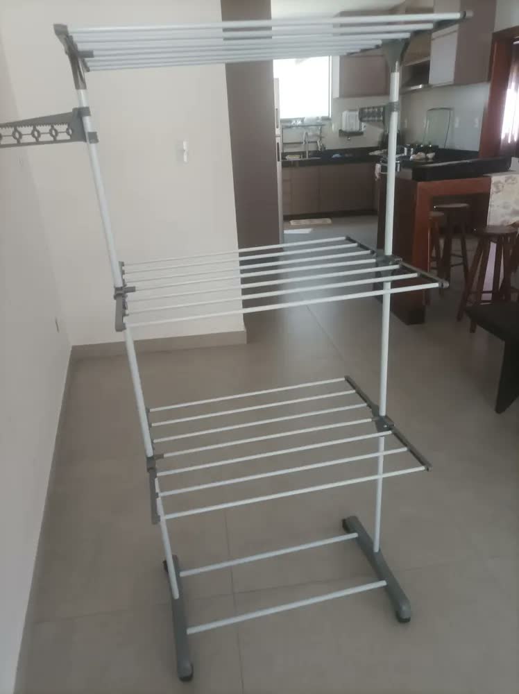 foto de Varal De Chão 3 Andares Grande Dobrável Com Rodinhas Clink Cinza