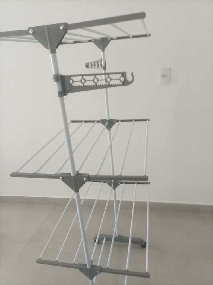 foto de Varal De Chão 3 Andares Grande Dobrável Com Rodinhas Clink Cinza