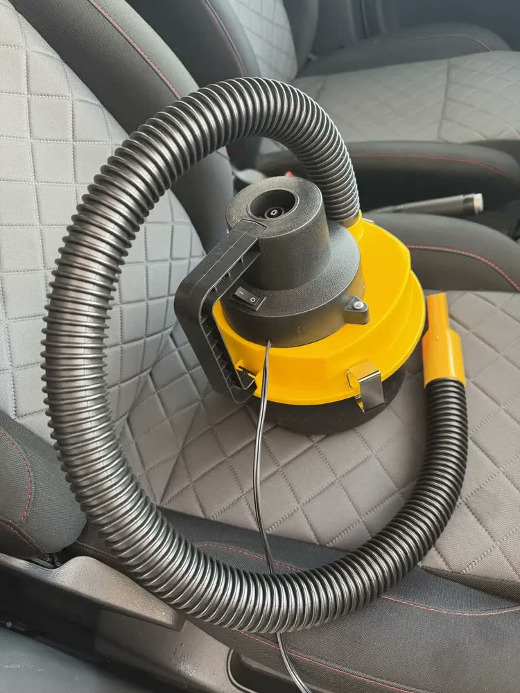 foto de Aspirador De Pó Portátil Automotivo Prático Amarelo