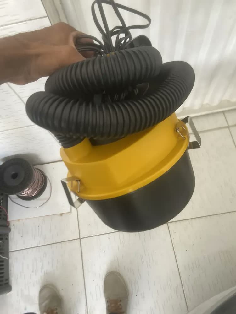 foto de Aspirador De Pó Portátil Automotivo Prático Amarelo
