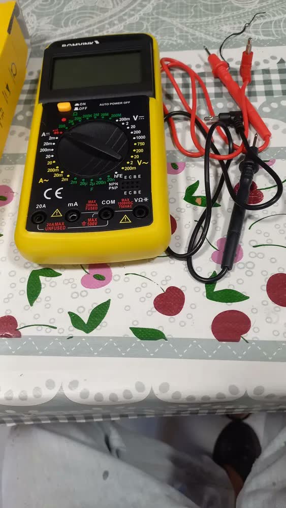 foto de Multimetro Digital Profissional C/ Capacímetro Bateria