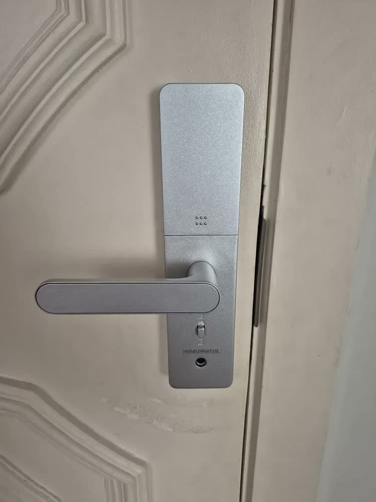 foto de Fechadura Digital Eletrônica Biométrica NovaDigital Fusion Embutir Wifi Tuya App Senha Cartão TAG Chave Inteligente Prata