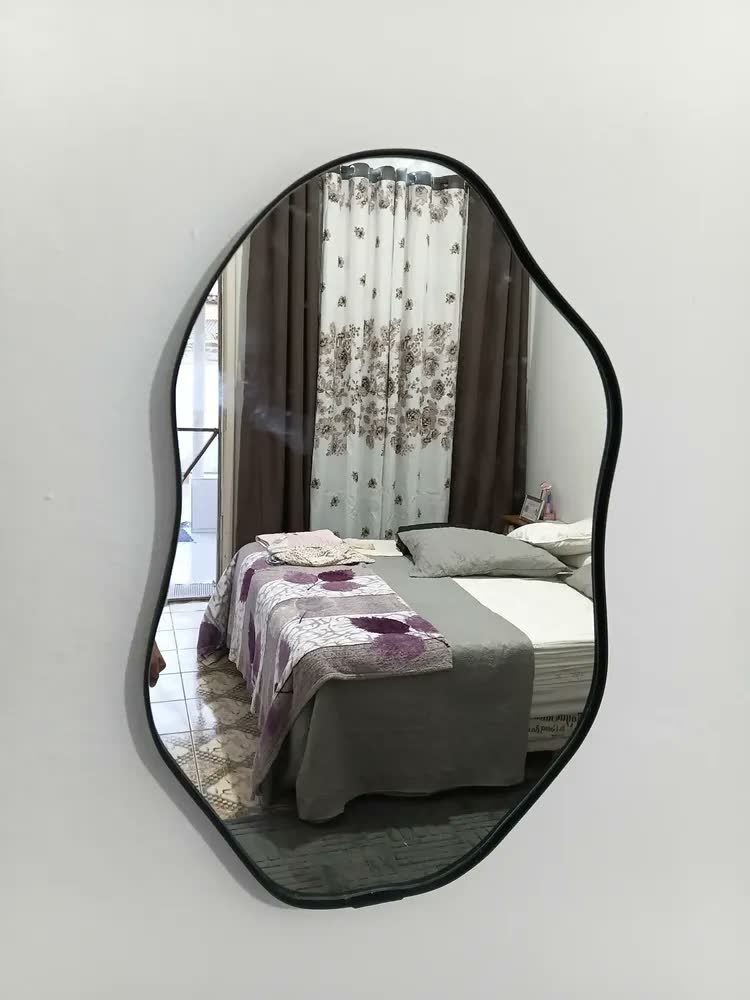 foto de Espelho Decorativo Orgânico 60x40 Moldura Em Couro We Mirror Caramelo
