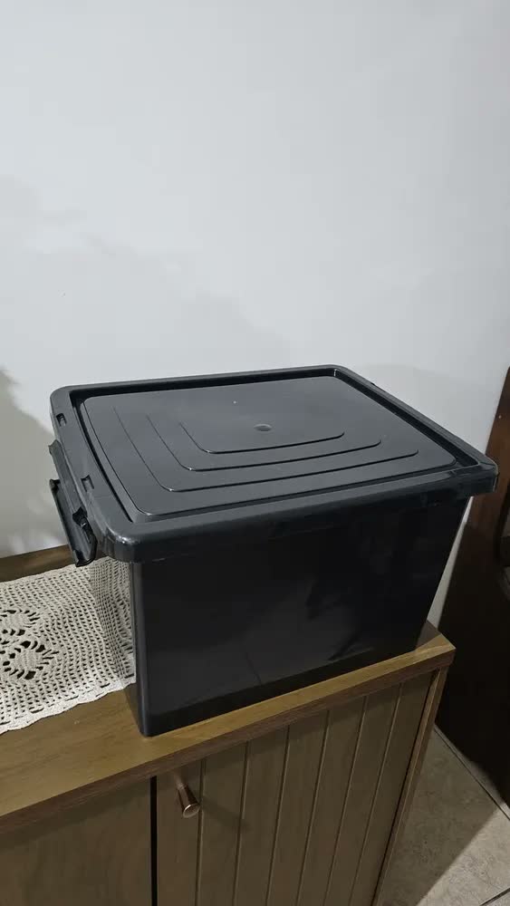 foto de Caixa Organizadora Grande Reforcada Empilhavel Grande 30 Litros Trava E Tampa Preta