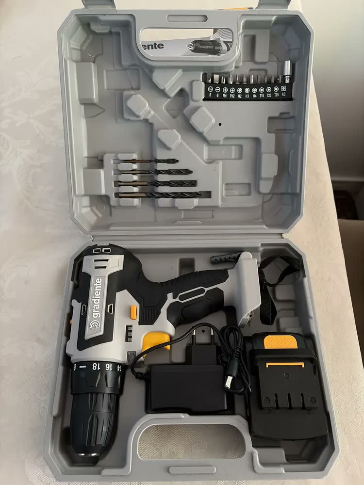 foto de Parafusadeira Furadeira Sem Fio Gradiente Gpb12v-ac 3/8 12v Bivolt Para Madeira Metal Com Maleta E Acessórios