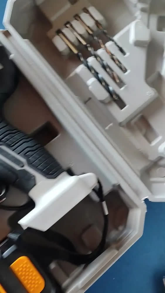 foto de Parafusadeira Furadeira Sem Fio Gradiente Gpb12v-ac 3/8 12v Bivolt Para Madeira Metal Com Maleta E Acessórios