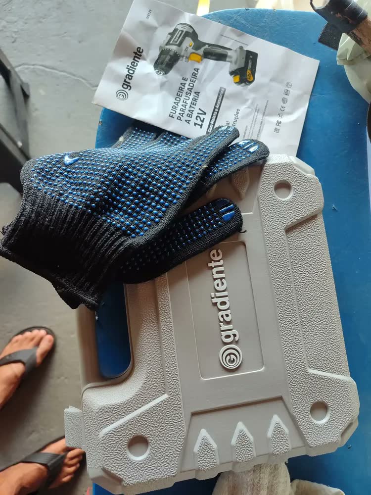 foto de Parafusadeira Furadeira Sem Fio Gradiente Gpb12v-ac 3/8 12v Bivolt Para Madeira Metal Com Maleta E Acessórios