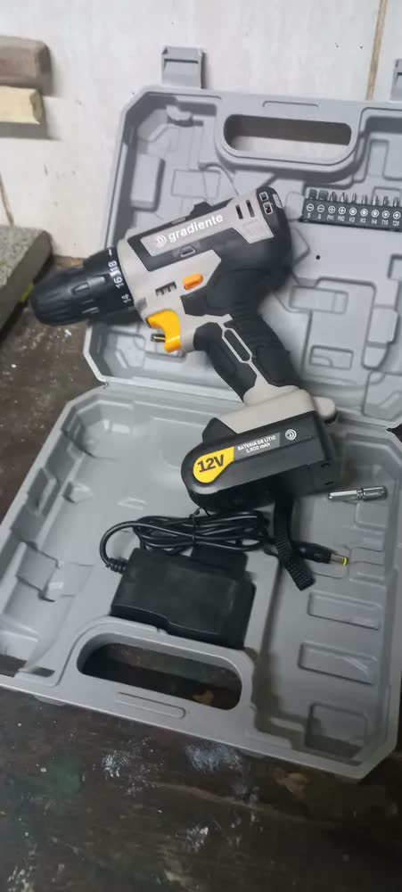 foto de Parafusadeira Furadeira Sem Fio Gradiente Gpb12v-ac 3/8 12v Bivolt Para Madeira Metal Com Maleta E Acessórios
