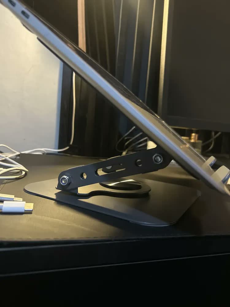 foto de Suporte De Mesa Metal Para Notebook Eletro Mex Gira 360° suporte ergonômico para laptop para mesa, mesa dobrável e portátil para computador, compatível com MacBook Pro e Air (10-16
