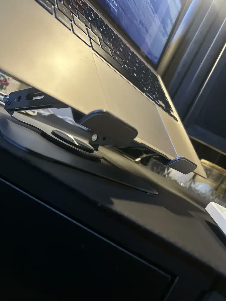 foto de Suporte De Mesa Metal Para Notebook Eletro Mex Gira 360° suporte ergonômico para laptop para mesa, mesa dobrável e portátil para computador, compatível com MacBook Pro e Air (10-16