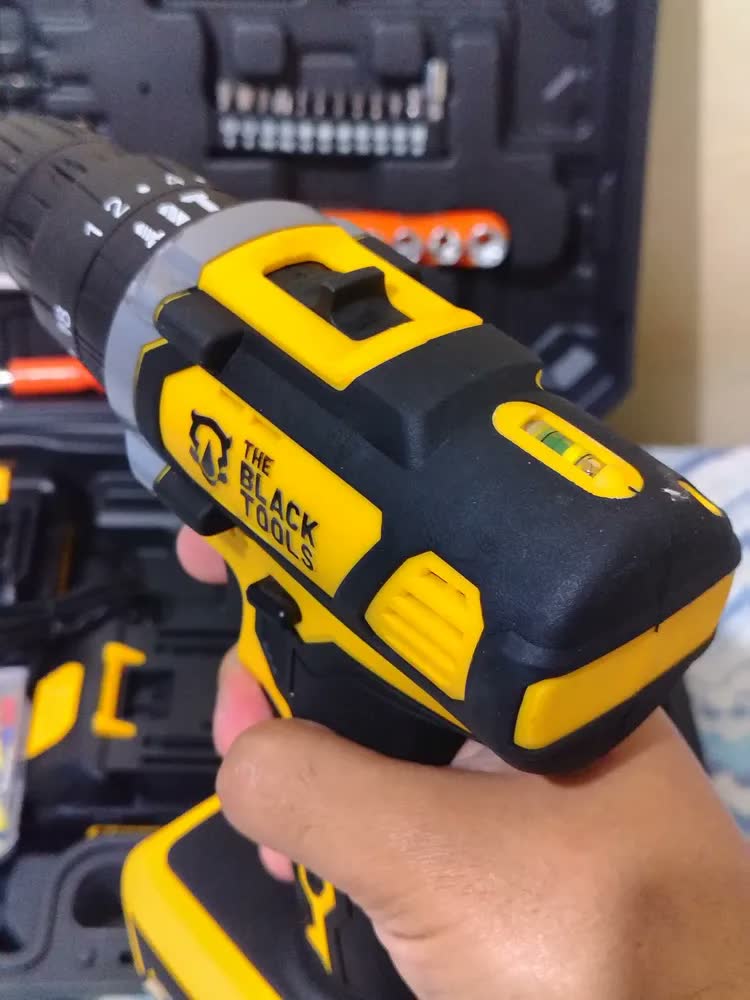 foto de Parafusadeira Furadeira De Impacto 02 Baterias The Black Tools Profissional Tb-21px.2 Kit Completo Com Maleta Acessórios