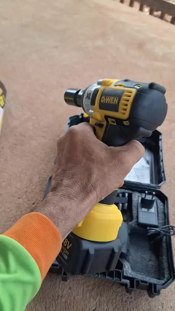foto de Chave De Impacto a Bateria Profissional Recarregável 4ah Brushless Parafusadeira Furadeira Alta Potência Sem Escova 2 Baterias MESTRI