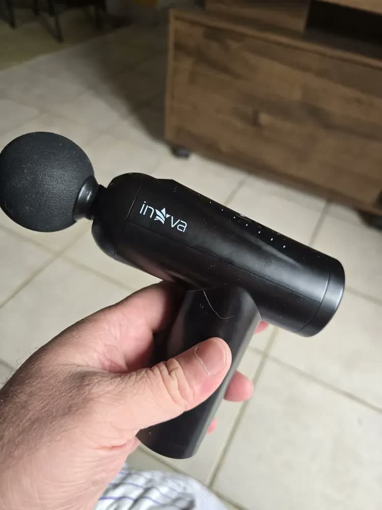 foto de Pistola Massageadora Profissional Muscular Portátil Com 4 Cabeças E 6 Velocidades Para Timer Automático Inova Cinza