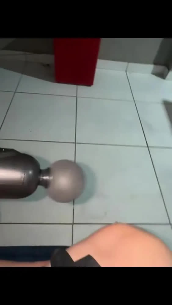 foto de Pistola Massageadora Profissional Muscular Portátil Com 4 Cabeças E 6 Velocidades Para Timer Automático Inova Cinza