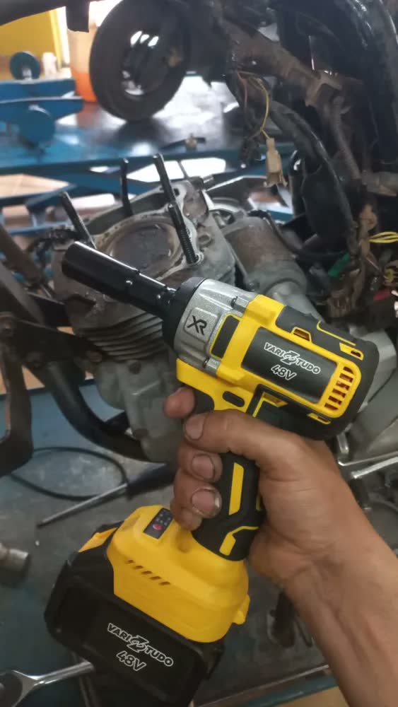 foto de Chave De Impacto Com 2 Baterias Furadeira Parafusadeira Profissional Mandril 1,2 Quadrado Torque 520Nm 0-4000 Rpm Velocidade Variel Carregador Bivolt Motor Sem Escova E Acessórios CNC DO BRASIL