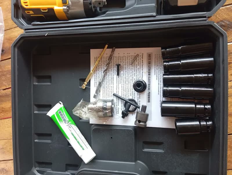 foto de Chave De Impacto Com 2 Baterias Furadeira Parafusadeira Profissional Mandril 1,2 Quadrado Torque 520Nm 0-4000 Rpm Velocidade Variel Carregador Bivolt Motor Sem Escova E Acessórios CNC DO BRASIL