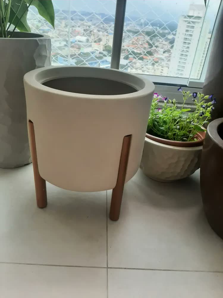 foto de Vaso Cilíndrico com Pés de Madeira 33cm Cor Areia em Polietileno para Plantas Flores Folhagens Decoração Sala Varanda Jardim Escritório Uso Interno e Externo Design Moderno Resistente