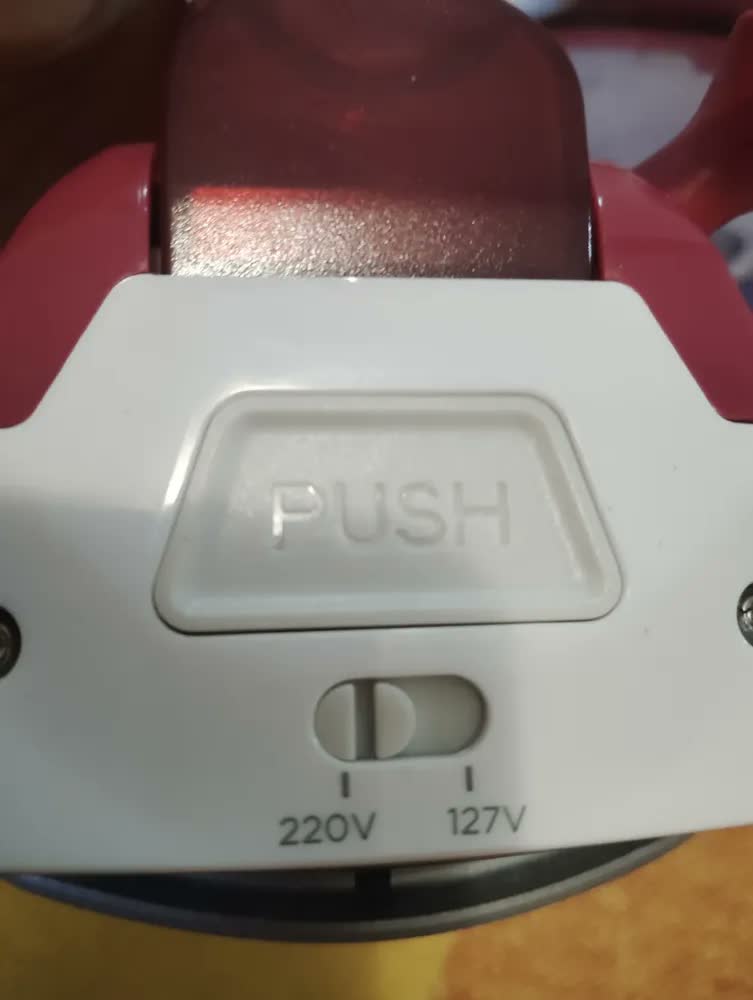 foto de Ferro De Viagem Black+decker Portátil Bivolt A Vapor P Roupa Rosa