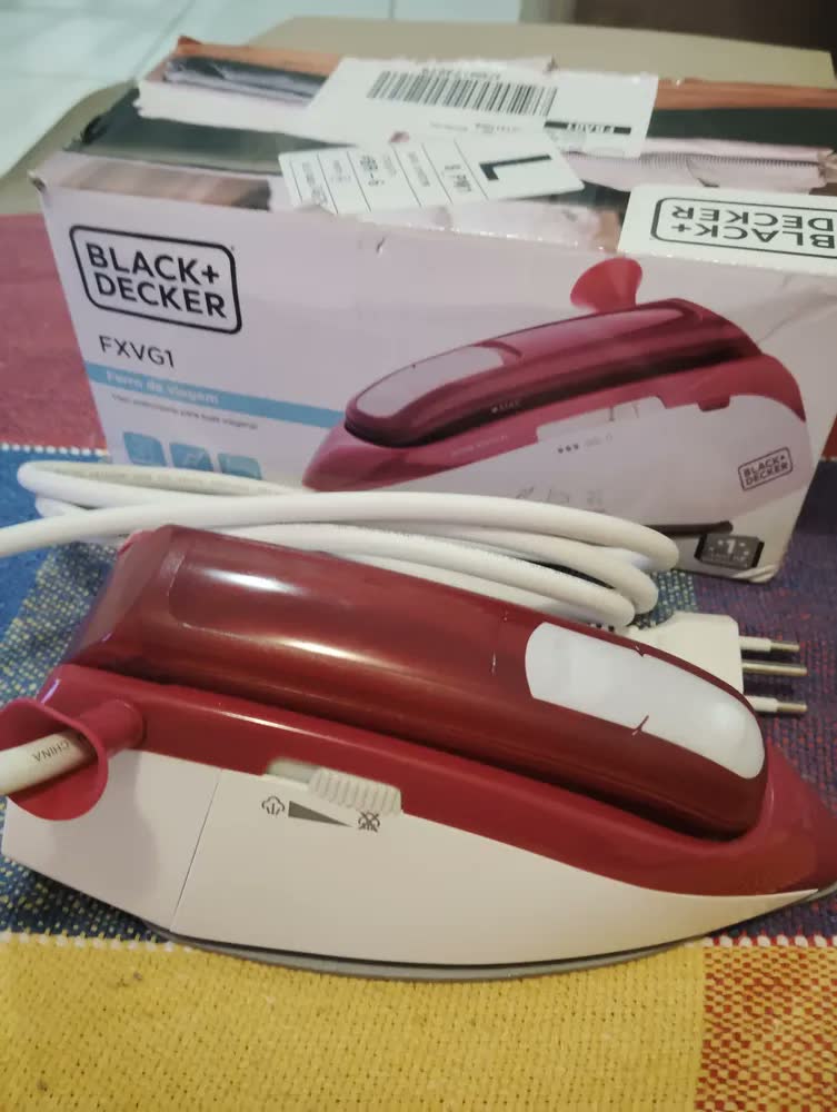 foto de Ferro De Viagem Black+decker Portátil Bivolt A Vapor P Roupa Rosa