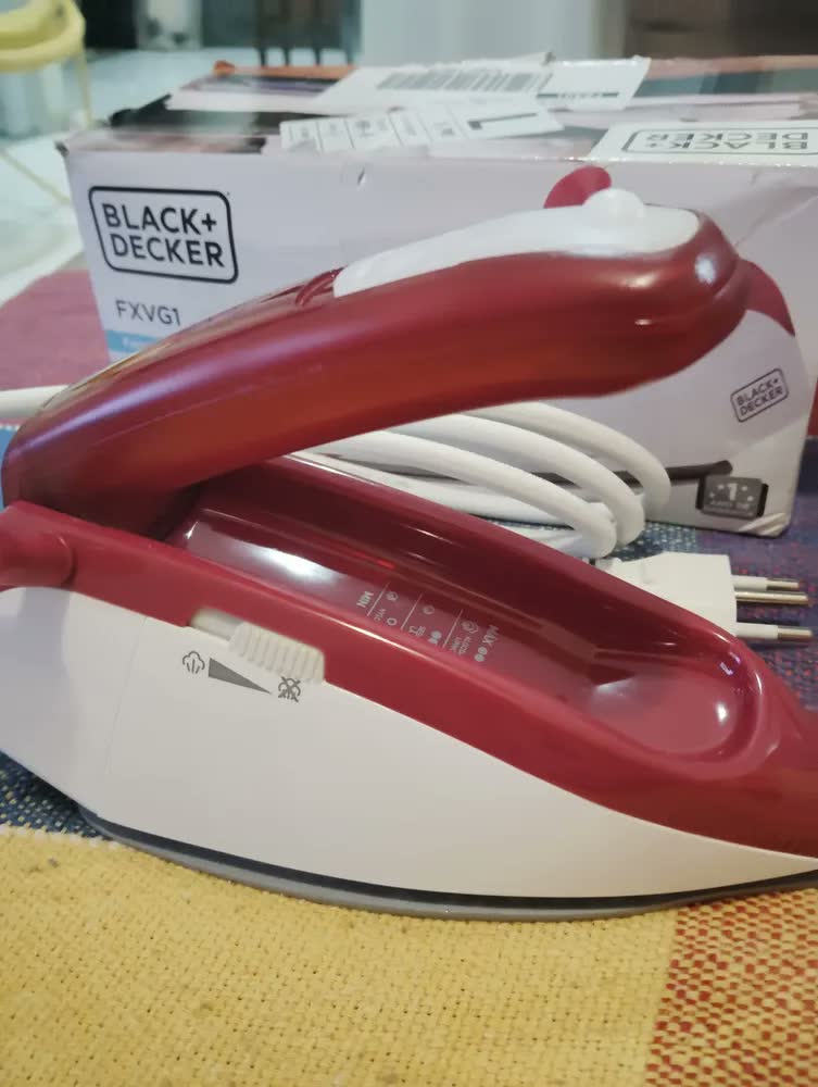 foto de Ferro De Viagem Black+decker Portátil Bivolt A Vapor P Roupa Rosa