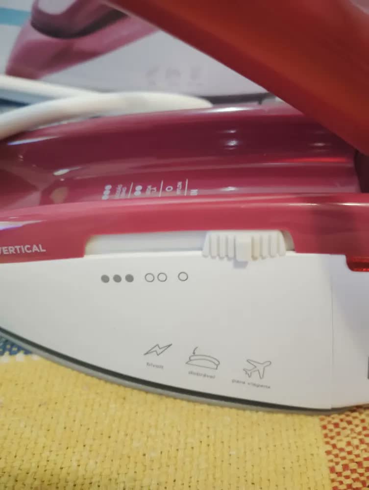 foto de Ferro De Viagem Black+decker Portátil Bivolt A Vapor P Roupa Rosa