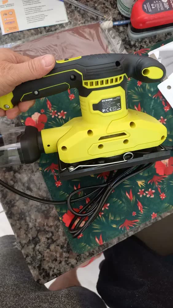 foto de Lixadeira Orbital 350w Elétrica Profissional Velocidade Variável 7000-13000 Rpm Com Auto Aspiração E Coletor De Pó 6 Lixas Kit Desoon