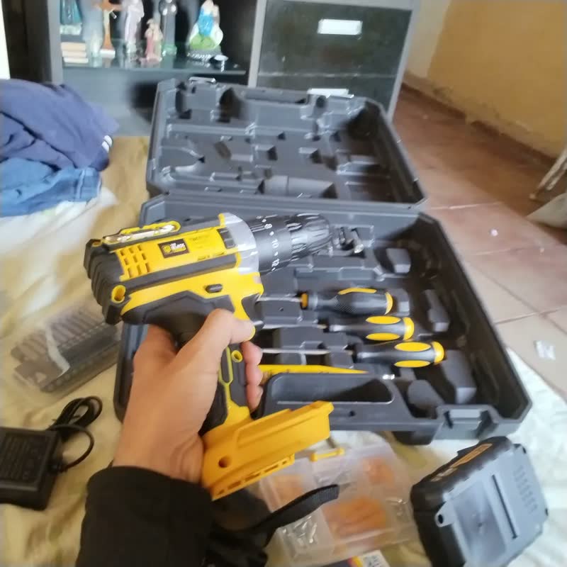 foto de Parafusadeira Furadeira De Impacto The Black Tools Tbkit18 Com Maleta
