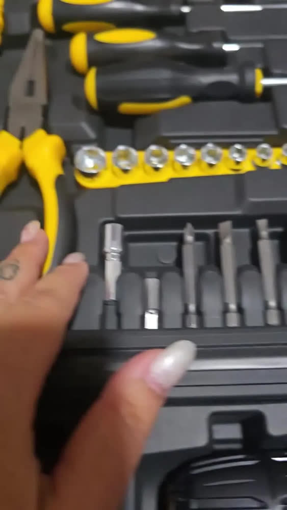 foto de Parafusadeira Furadeira De Impacto The Black Tools Tbkit18 Com Maleta