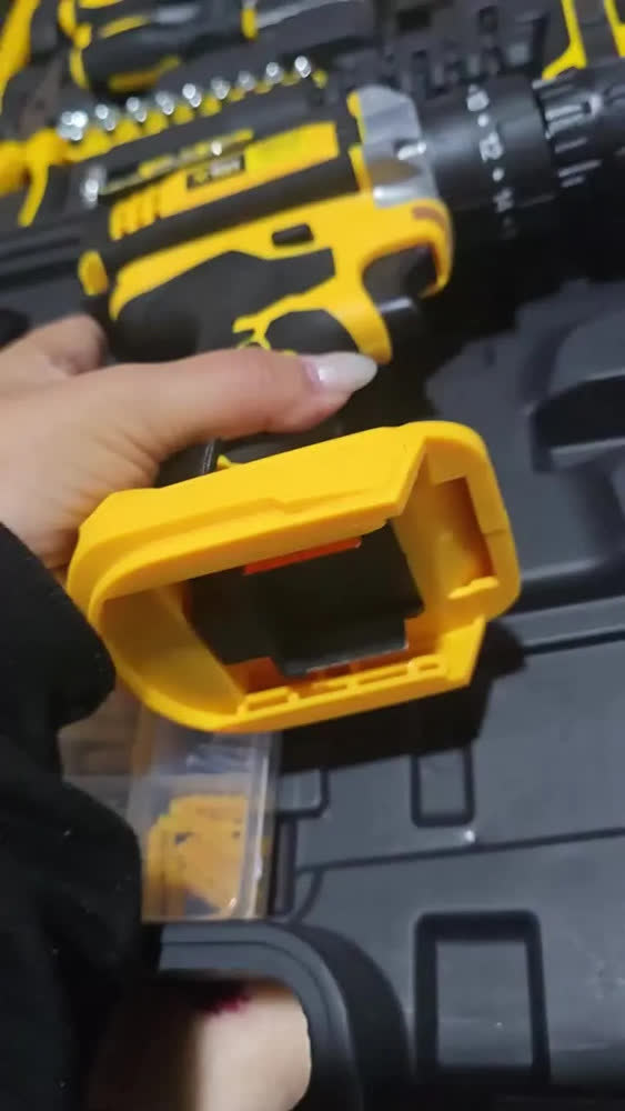 foto de Parafusadeira Furadeira De Impacto The Black Tools Tbkit18 Com Maleta