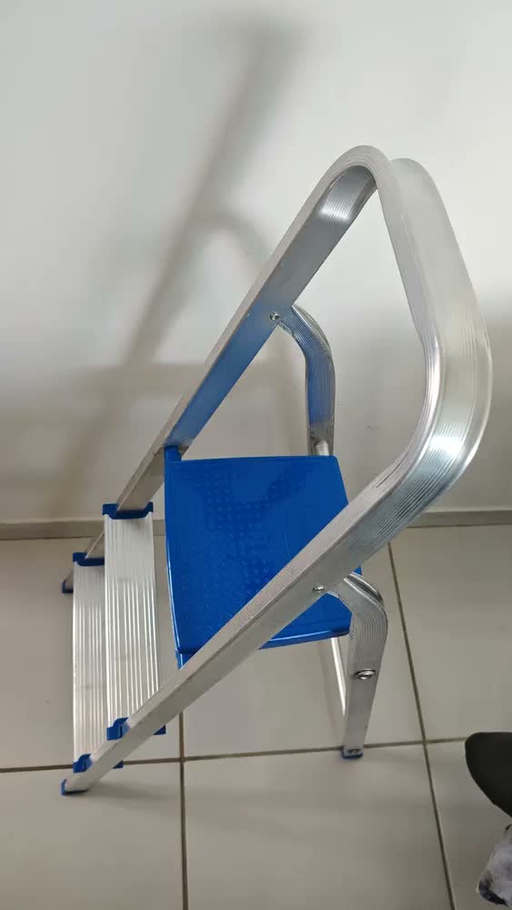 foto de Escada De Alumínio Dobrável 3 Degraus Tesoura Travamento Automático Antiderrapante Certificada Inmetro 120kg Kstech Mor Plataforma Trava De Segurança Multiuso Doméstica Cozinha Área De Serviço