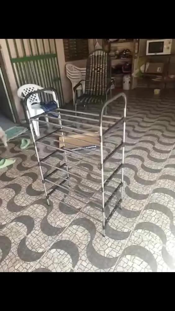 foto de Sapateira Vertical Moderna Em Aço Cromado Com 5 Prateleiras Preto/prata - 5 Andares