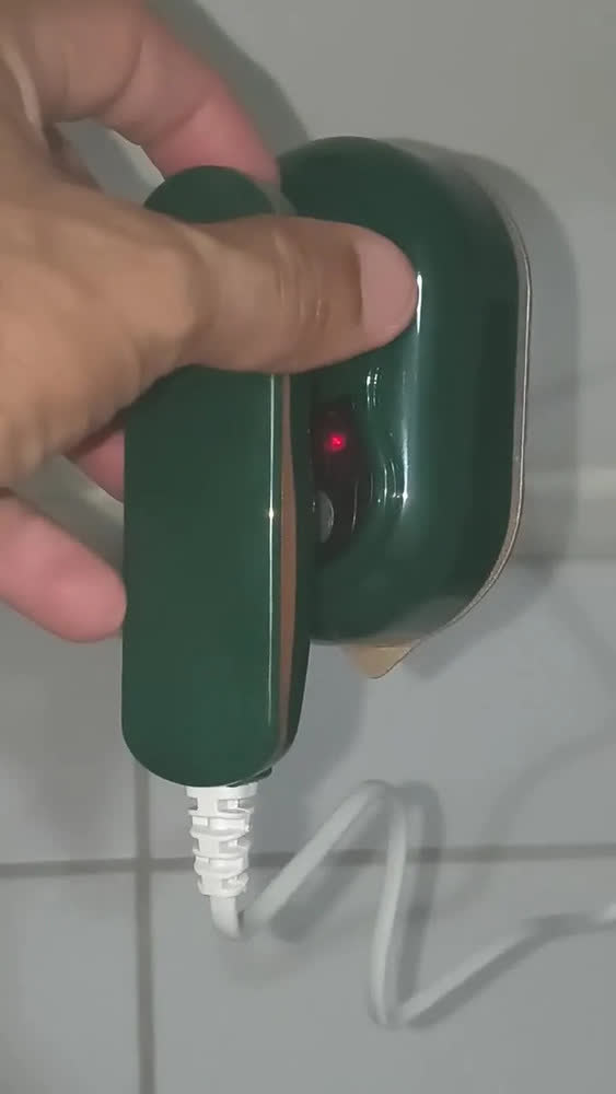 foto de Mini Ferro De Passar Roupa A Vapor Bolsa Viagem Bivolt Cor Verde-escuro CTRPRIME