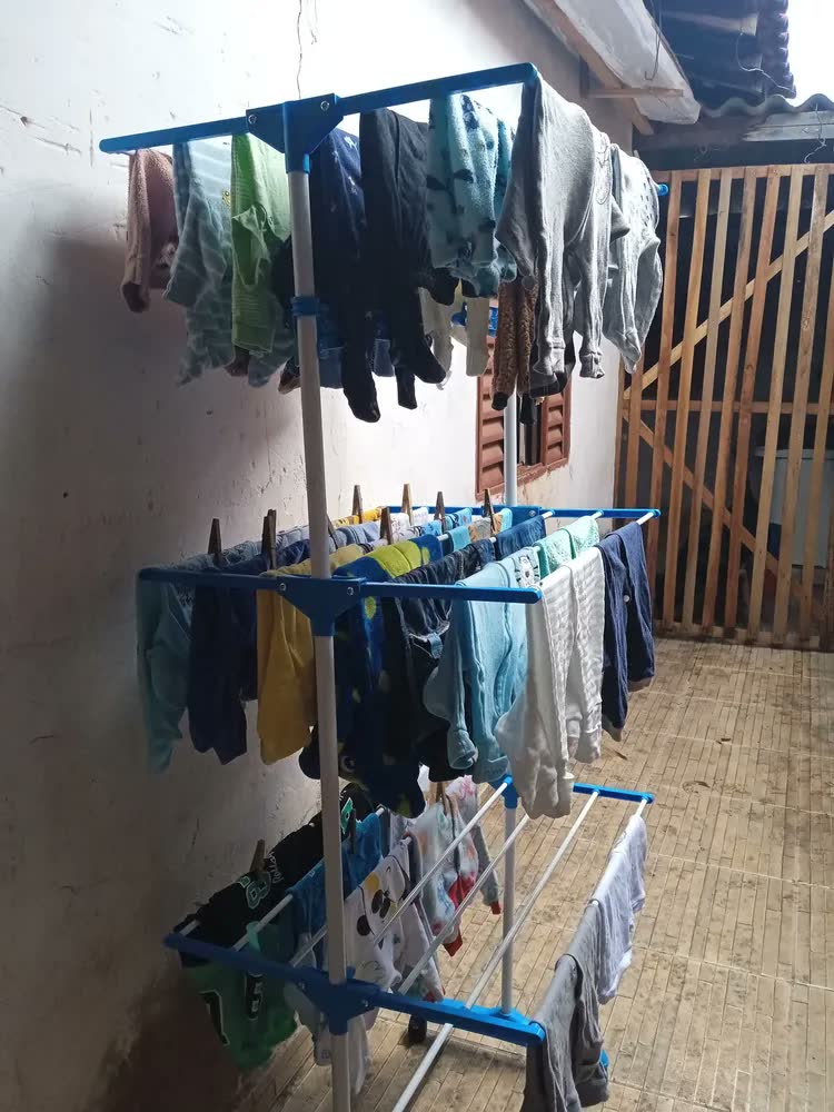 foto de Varal De Chão Dobrável Com Rodinhas 3 Andares Reforçados E Retráteis Cinza
