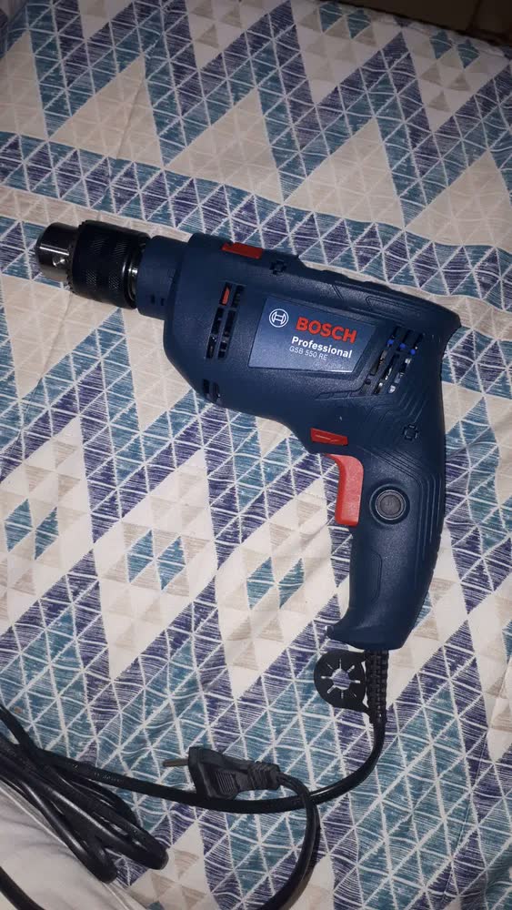 foto de Chave de fenda elétrica Bosch GSB 550 RE 550W 13 mm, furadeira de impacto + acessório com caixa de papelão