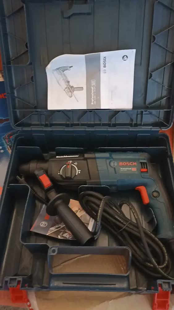 foto de Martelete Furadeira Impacto Bosch 820w Maleta Mega Kit Broca Cor Azul Frequência 60 Hz