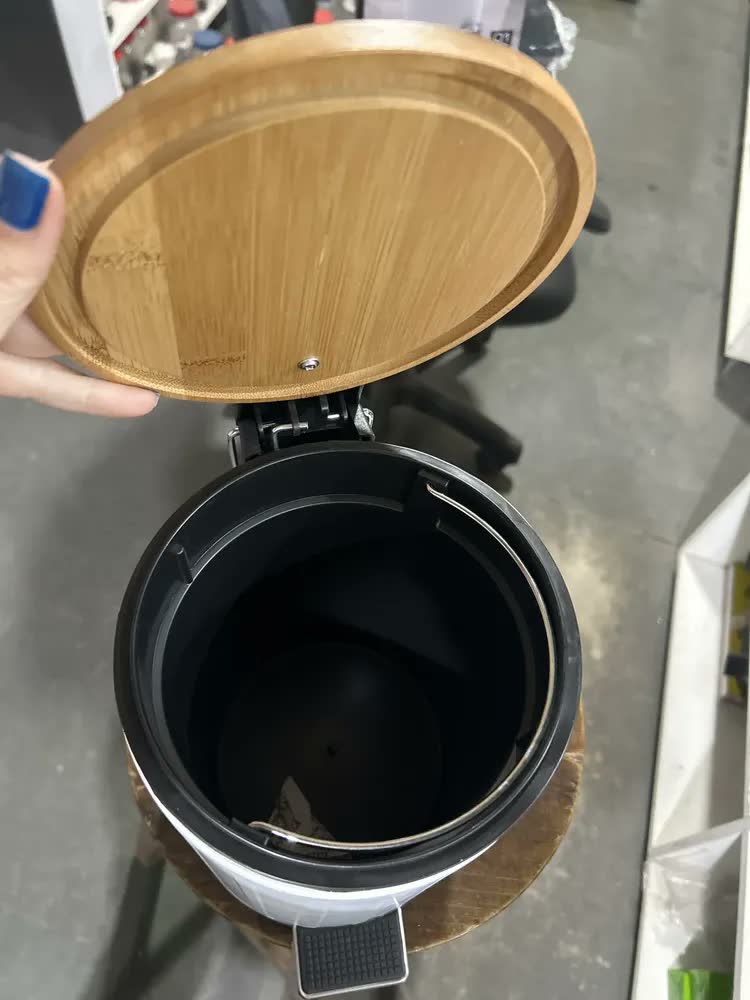 foto de Lixeira Branca Para Banheiro 3l Redonda Em Aço Inox Cor Branco Tampa Bambu Casa Cozinha Banheiro Cesto Removível Com Pedal VIVATUTTO