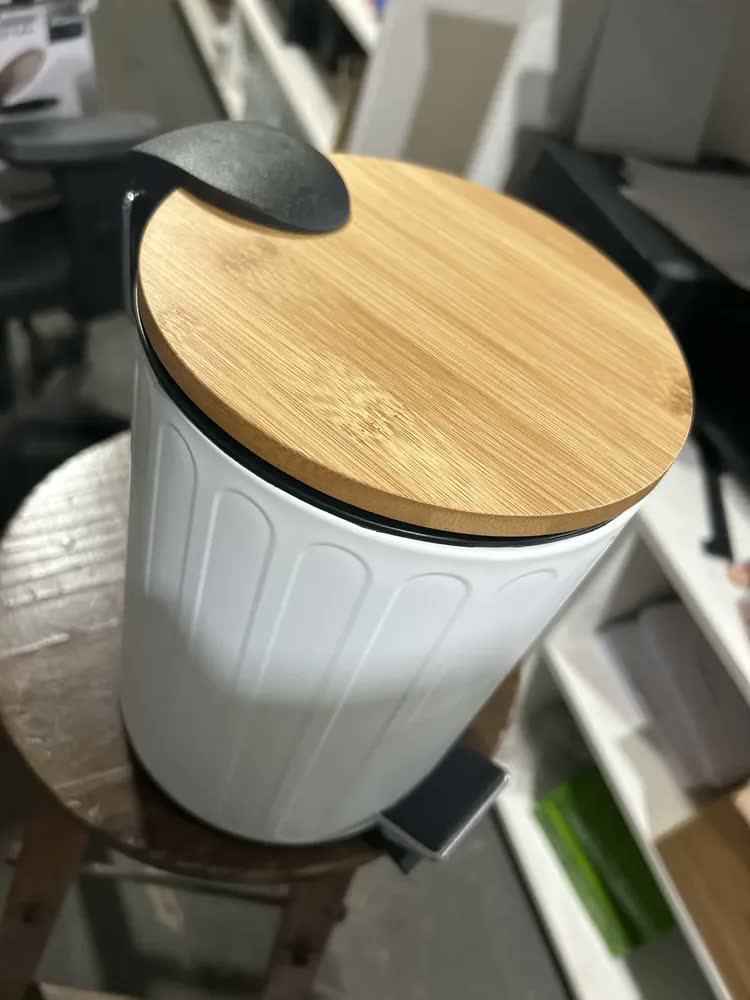 foto de Lixeira Branca Para Banheiro 3l Redonda Em Aço Inox Cor Branco Tampa Bambu Casa Cozinha Banheiro Cesto Removível Com Pedal VIVATUTTO