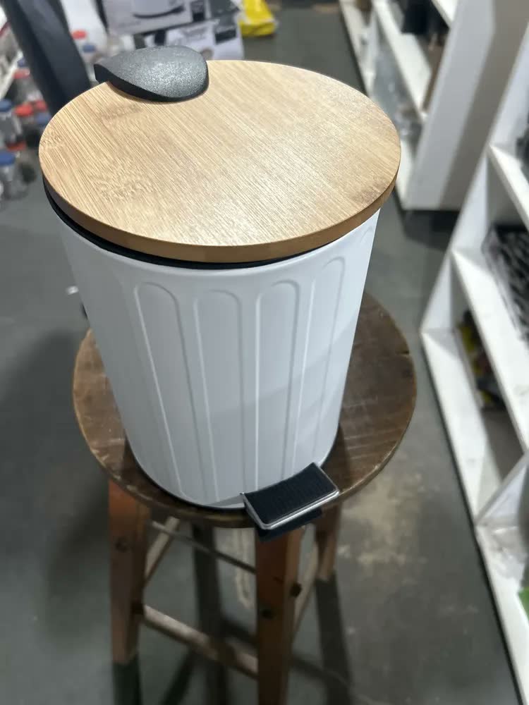foto de Lixeira Branca Para Banheiro 3l Redonda Em Aço Inox Cor Branco Tampa Bambu Casa Cozinha Banheiro Cesto Removível Com Pedal VIVATUTTO