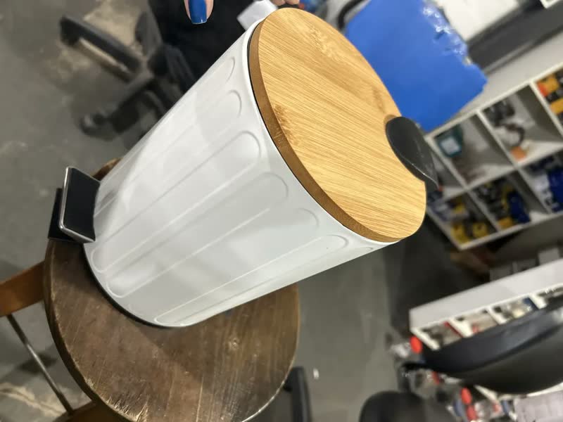 foto de Lixeira Branca Para Banheiro 3l Redonda Em Aço Inox Cor Branco Tampa Bambu Casa Cozinha Banheiro Cesto Removível Com Pedal VIVATUTTO
