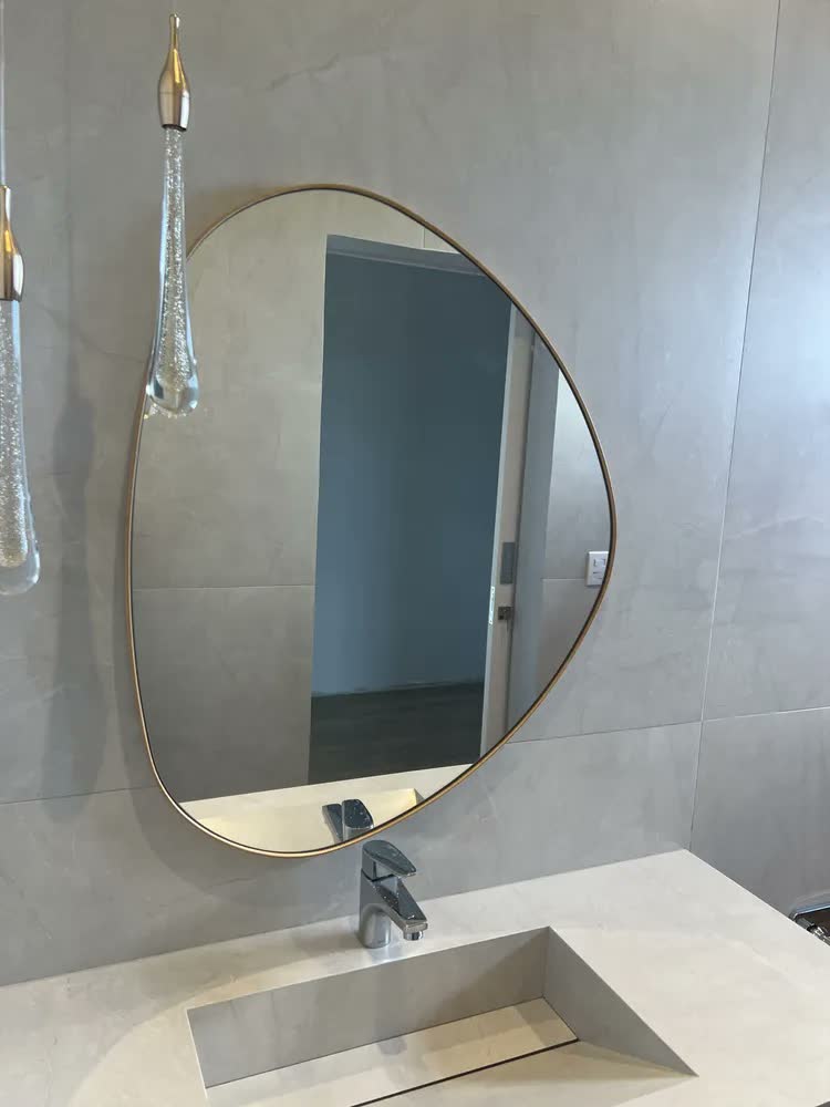 foto de Espelho Decorativo Organico Com Borda Em Lamina De Madeira Sumauma M