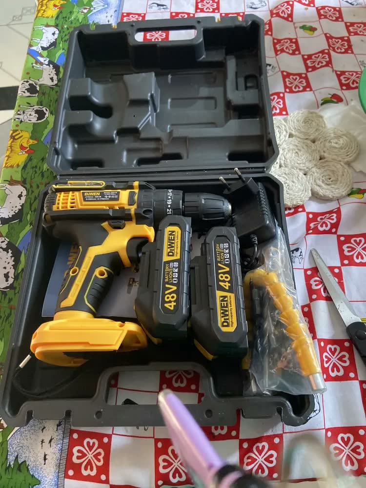 foto de Parafusadeira Furadeira 48v Profissional 2 Baterias Sem Fio Amarelo - Dewen