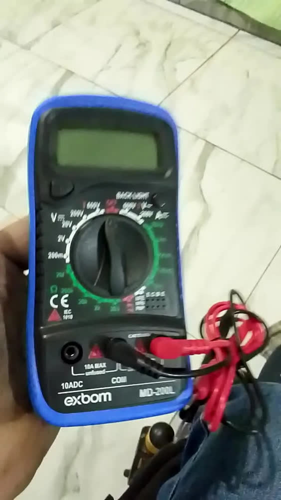 foto de Multímetro Digital Profissional Lcd Iluminado Portátil Multifunções Ac Dc Bip Com Bateria